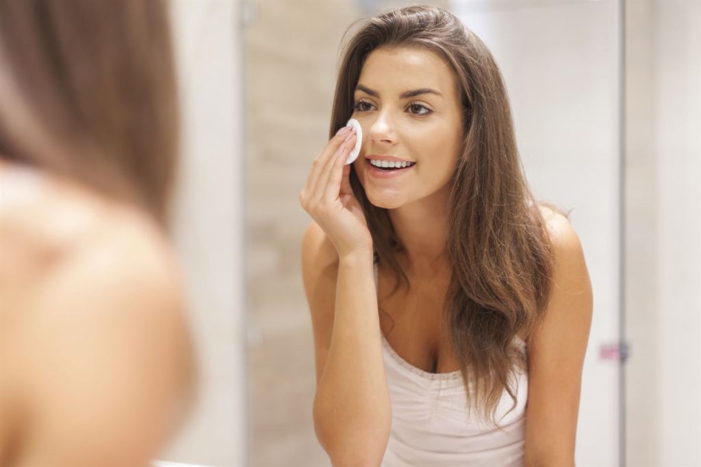 remove make-up naturally with coconut oil