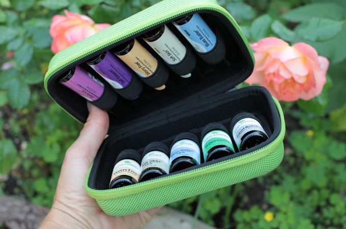 travel case for storing essential oils